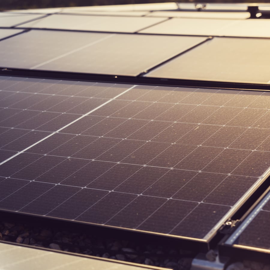 Nahaufnahme der Photovoltaikmodule, die der Dachdecker auf der Dachfläche montiert hat